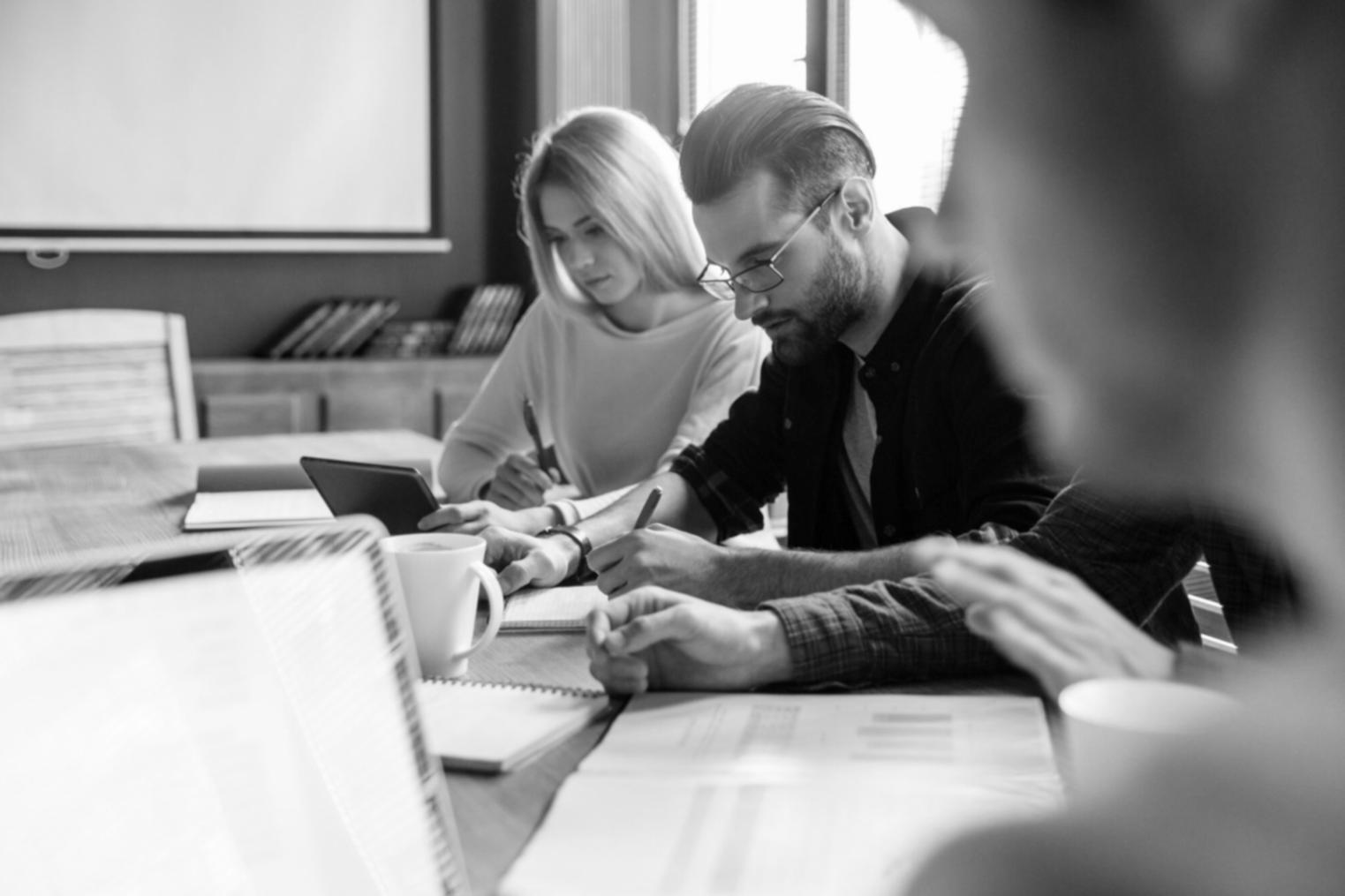 Equipa de trabalho implementando processos de aprovação orçamental em ambiente empresarial